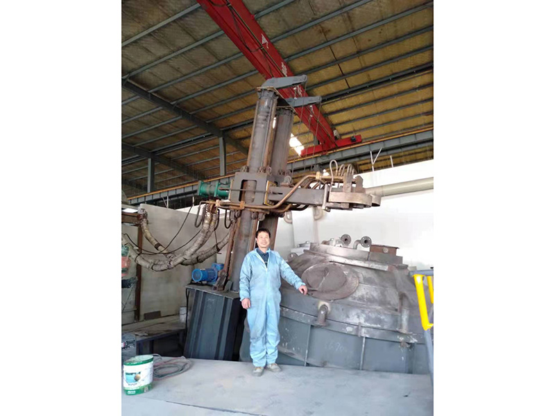 What kinds of electric arc furnaces are commonly used?